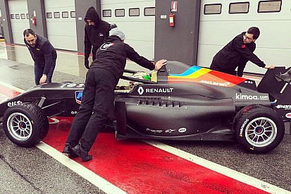 Mexicano Javier González participa en shakedown de equipo de Alonso en la Fórmula Renault