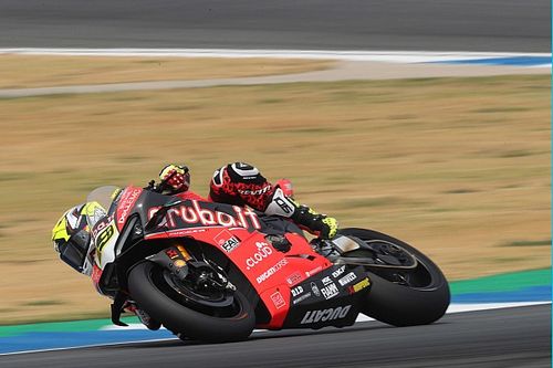 Bautista gana en Buriram tras un contacto con Rea