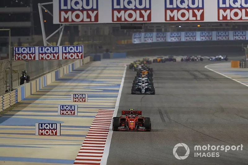 Charles Leclerc, Ferrari SF90, lidera al grupo