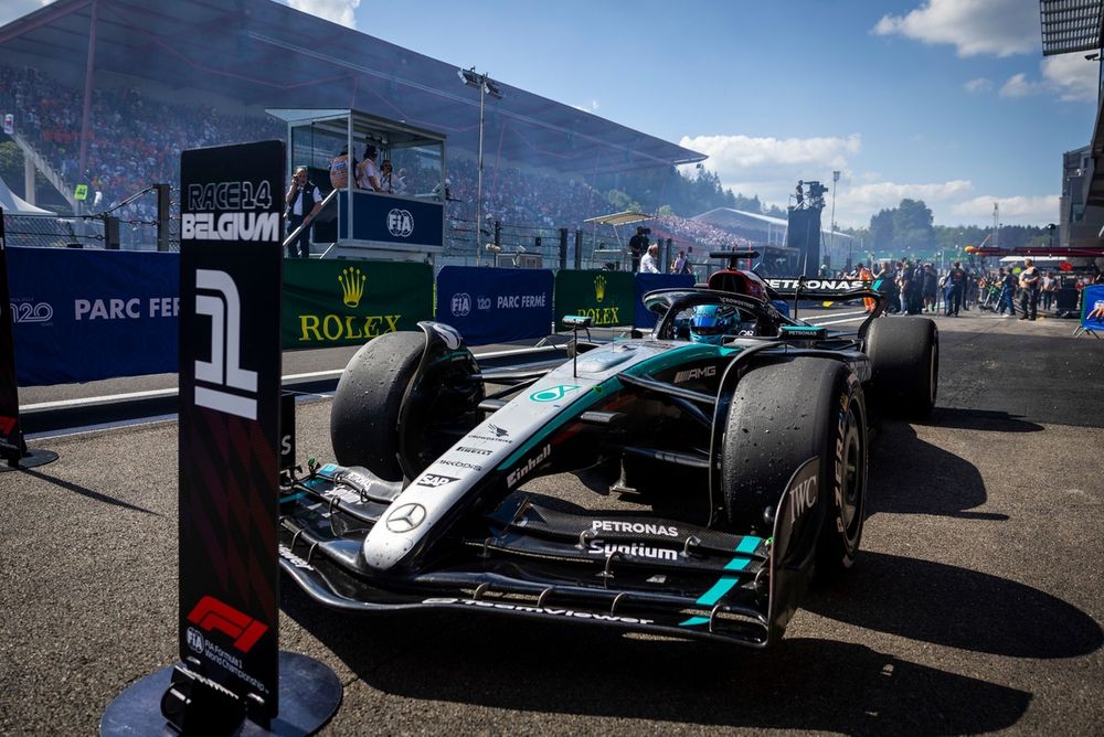 Ganador George Russell, Mercedes F1 W15,  llega a Parc Ferme