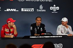 Ez Hamilton, Vettel és Bottas taktikája Verstappen ellen