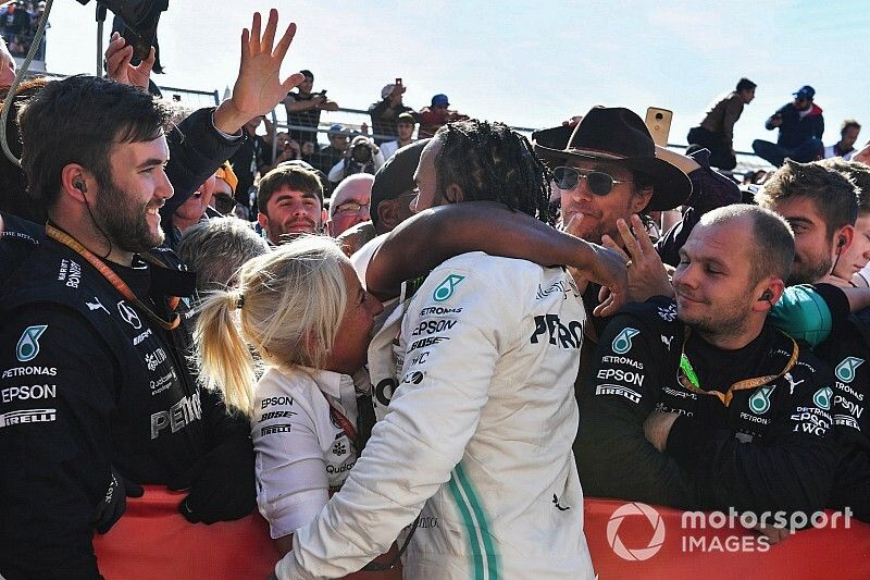 Tisztelet: Leclerc bement Hamilton mellé és intett (videó)
