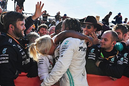 Tisztelet: Leclerc bement Hamilton mellé és intett (videó)