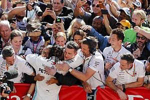Hamilton na zesde titel: "Voel me nog fris voor meer"