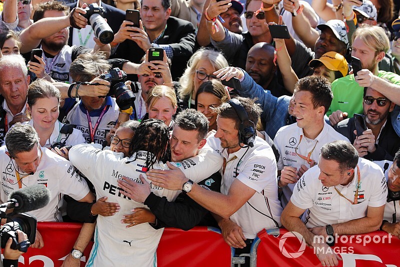 Hamilton na zesde titel: "Voel me nog fris voor meer"