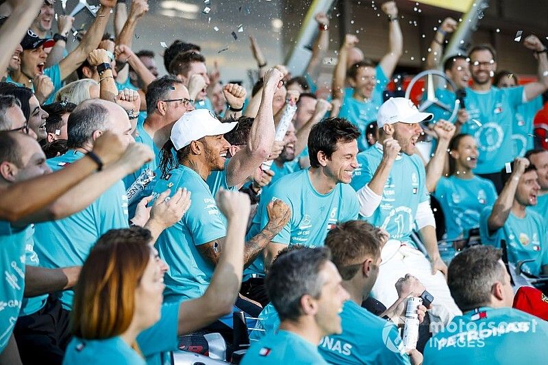 Így énekelte Hamilton és Bottas Queen legendás slágerét: videó