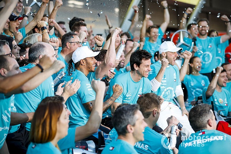 Így énekelte Hamilton és Bottas Queen legendás slágerét: videó