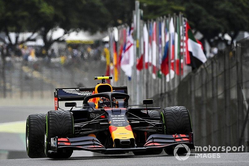 Albon lidera, y también choca, en la 1° práctica de Brasil