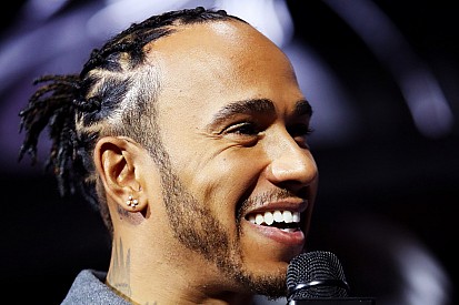Hamilton álomautókat vásárol a GT Sportban, és közben egyéni rekordokat fut
