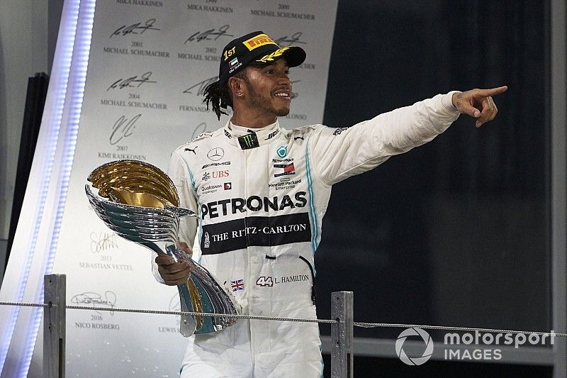 Sajtó: Hamilton vezetési leckét adott a fiataloknak Abu Dhabiban