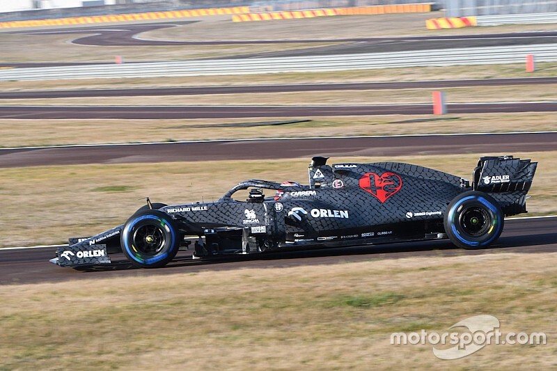 Megmutatta magát az idei F1-es Alfa Romeo: Valentin napi ajándék - Kimi a pályán