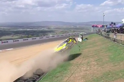 VIDEO: Zware crashes tijdens kwalificatie 12 uur van Bathurst