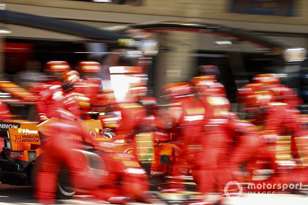 Charles Leclerc, Ferrari SF90, effettua un pit stop