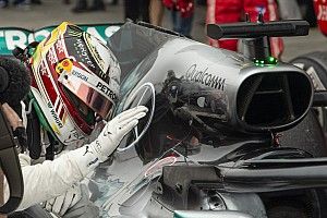 В Mercedes примут решение о замене мотора Хэмилтону после второй тренировки