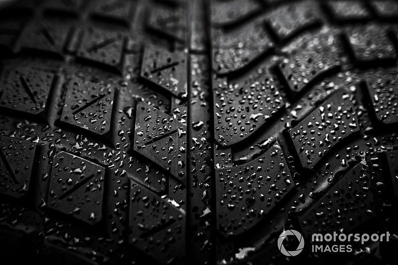 Los pilotos piden más juegos de neumáticos para mejorar el espectáculo en lluvia