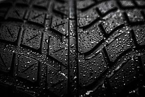 Los pilotos piden más juegos de neumáticos para mejorar el espectáculo en lluvia