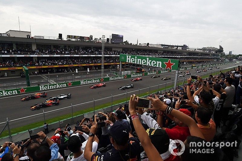 Daniel Ricciardo, Red Bull Racing RB14, Max Verstappen, Red Bull Racing RB14 and Lewis Hamilton, Mercedes AMG F1 W09 EQ Power+ at the start of the race 