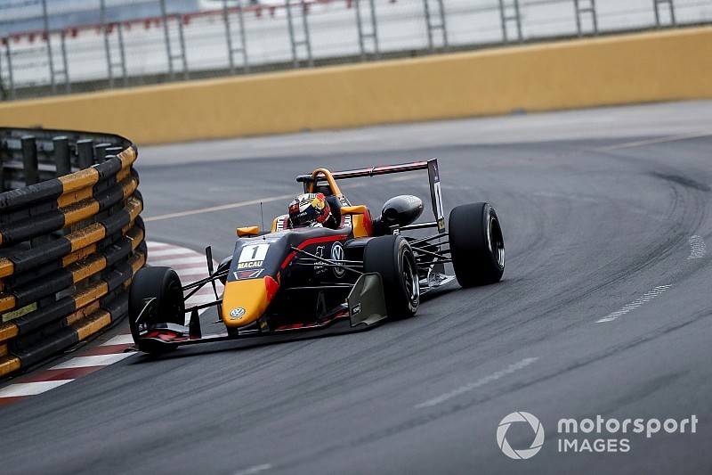 Piloto polêmico da Red Bull perde chance de título de F3 asiática e fica longe da F1