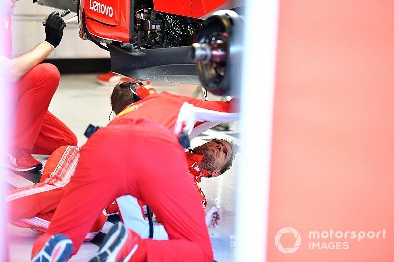 Sebastian Vettel, Ferrari, sul pavimento del garage, sotto alla sua Ferrari SF71H