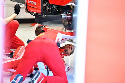 Ferrari: Vettel si infila sotto alla SF71H per controllare il fondo danneggiato