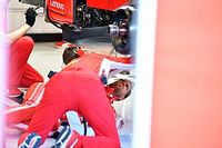 Ferrari: Vettel si infila sotto alla SF71H per controllare il fondo danneggiato