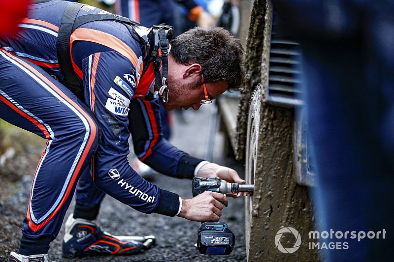 Neuville pierde terreno tras cometer un error en Gales