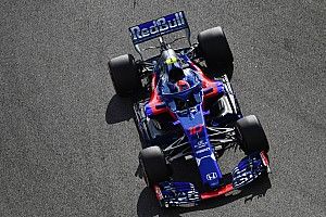 Videón, ahogy Grosjean és Gasly összeütközik a harmadik szabadedzésen