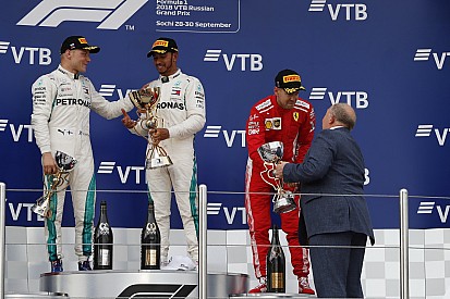 Hamilton gana con órdenes de equipo en Rusia