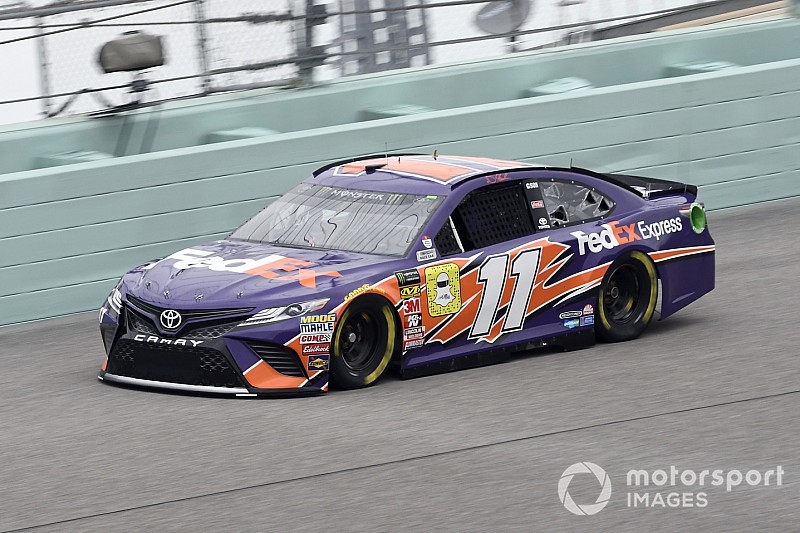Hamlin toma la pole y Kyle Busch lidera la pelea por el título