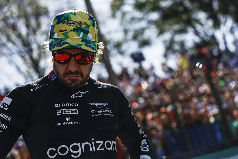 Fernando Alonso, Aston Martin F1 Team, en la parrilla del Sprint