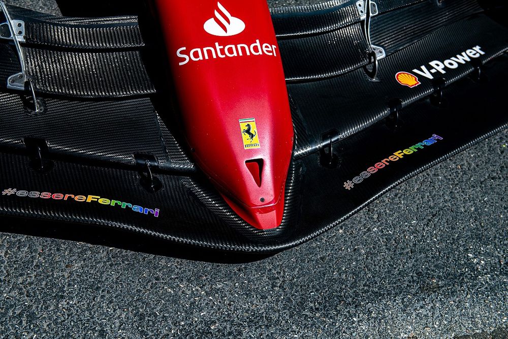 Ferrari también suma el arcoíris del colectivo LGBTQ+ a su coche
