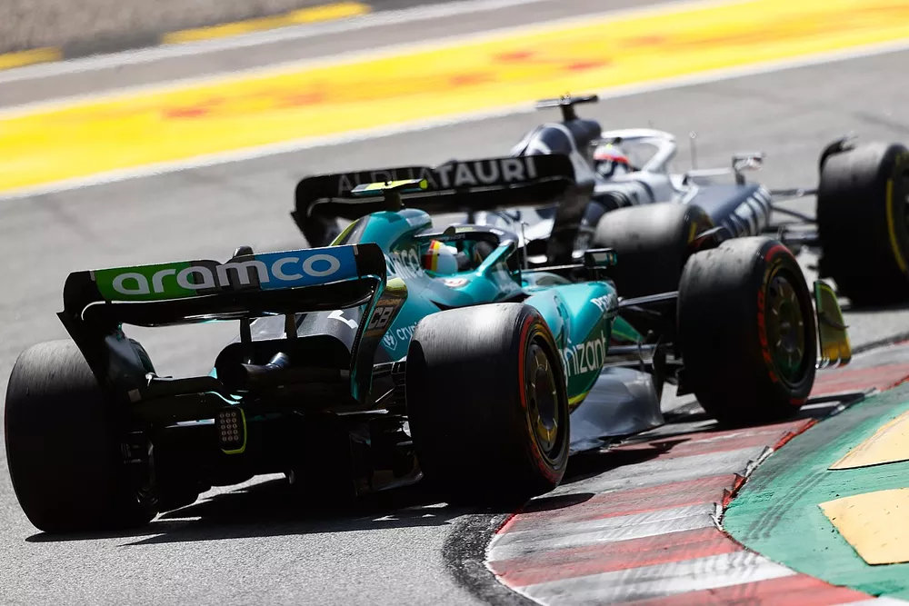 Pierre Gasly, AlphaTauri AT03, Sebastian Vettel, Aston Martin AMR22 