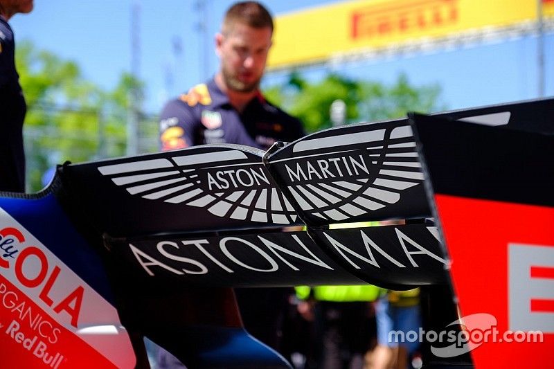 Red Bull поменяла задние крылья на обеих машинах прямо на решетке: в них нашли трещины