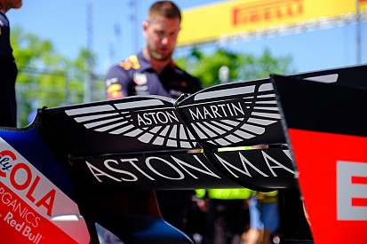 Red Bull поменяла задние крылья на обеих машинах прямо на решетке: в них нашли трещины