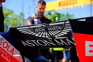Red Bull поменяла задние крылья на обеих машинах прямо на решетке: в них нашли трещины