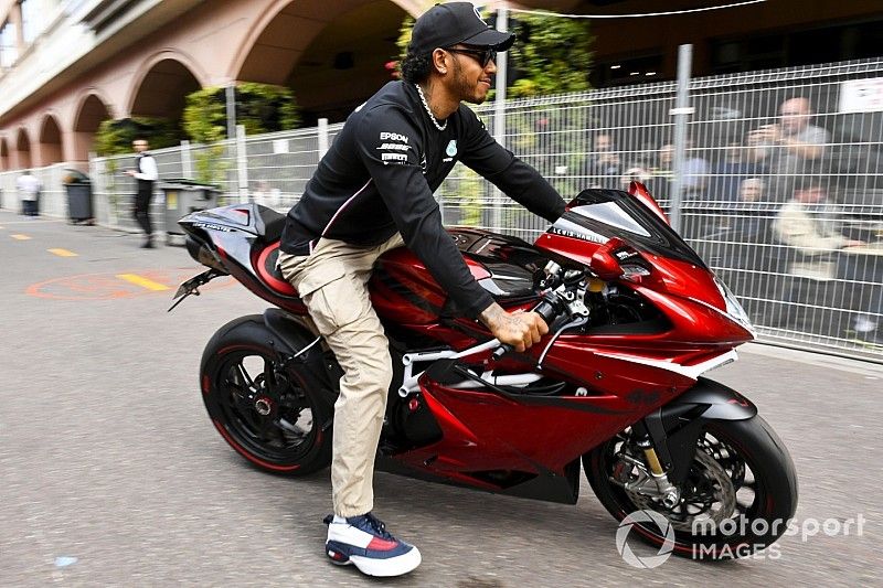 Lewis Hamilton, Mercedes AMG F1 en su motocicleta