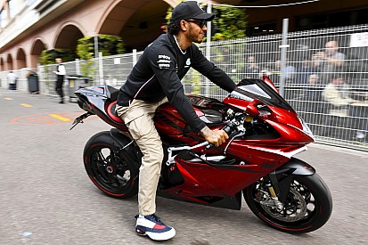 Hamilton se presenta en Mónaco con una moto de casi 75.000 dólares
