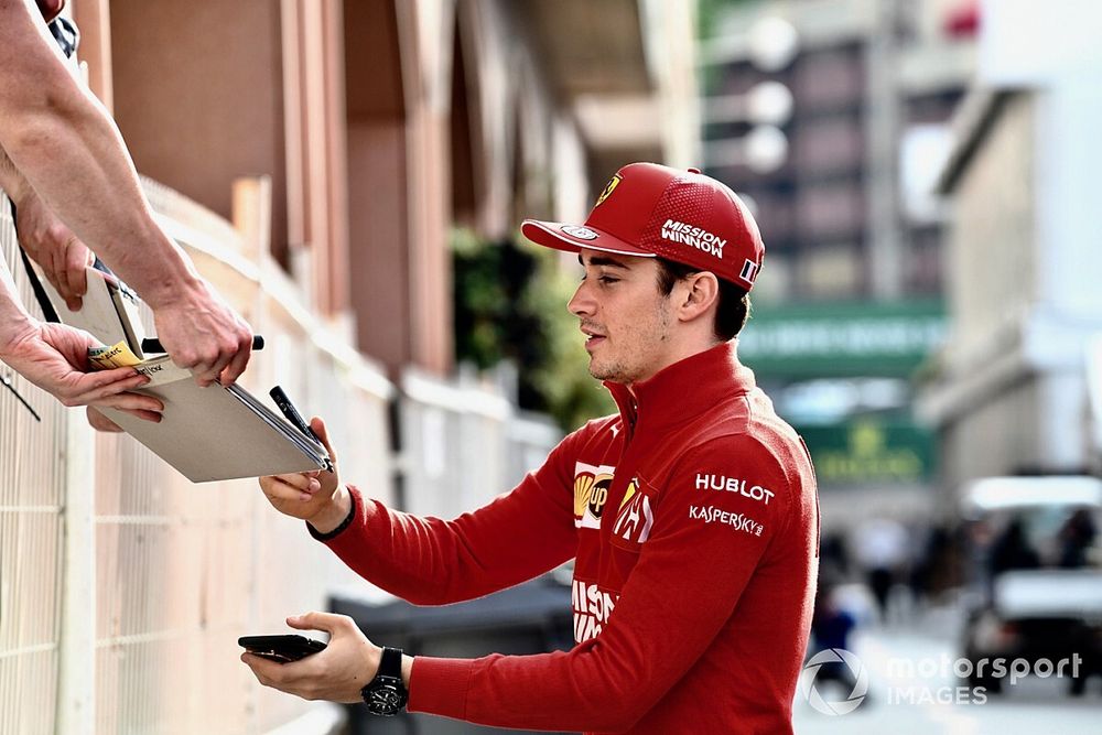 Charles Leclerc, Ferrari signe un autographe pour un fan