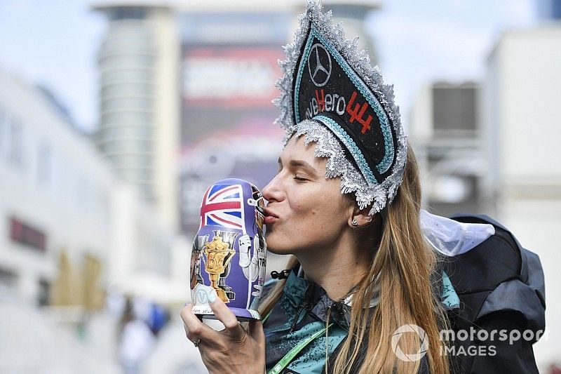 Потерянный «Аэрофлотом» багаж Джови и новая кошка мамы Элбона. Будни паддока с Олегом Карповым