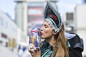 Потерянный «Аэрофлотом» багаж Джови и новая кошка мамы Элбона. Будни паддока с Олегом Карповым
