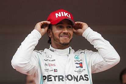 Red Bull: Hamilton ma nem kaphatott büntetést, mert piros sapkában volt…