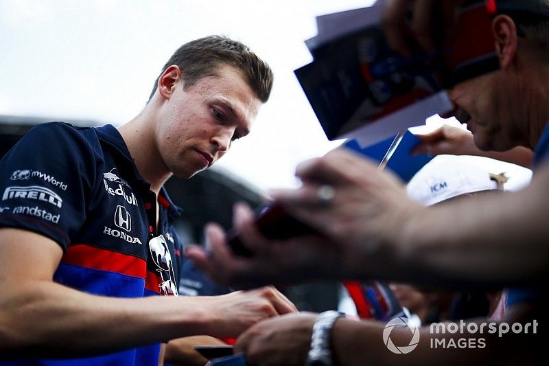 Daniil Kvyat, Toro Rosso firma un autógrafo para un admirador 