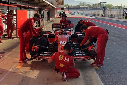 Ferrari prowadzi na testach