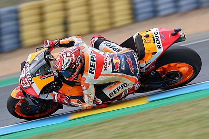 Marquez eguaglia le pole nella top class di Rossi sotto alla pioggia di Le Mans