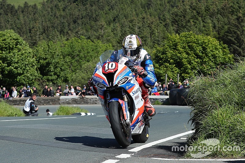 Isle of Man TT: Hickman domineert Superstock-race