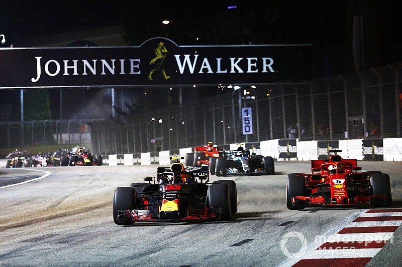 Max Verstappen, Red Bull Racing RB14, batalla con Sebastian Vettel, Ferrari SF71H, al inicio