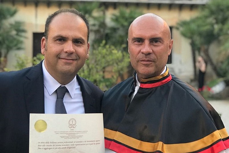 Max Redina riceve dall'ISFOA la Laurea honoris causa in Tecnica della Comunicazione