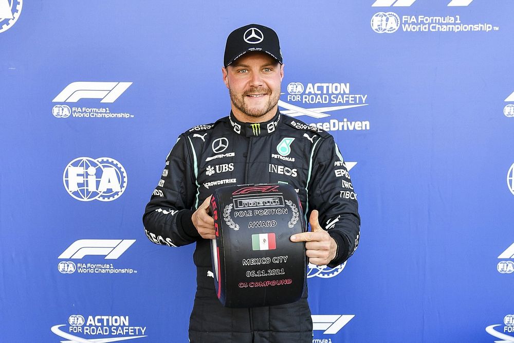 Pole man Valtteri Bottas, Mercedes met de Pirelli Pole Position Award