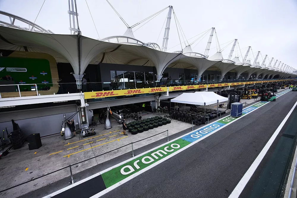 Neum&aacute;ticos Pirelli fuera en el garaje de Mercedes