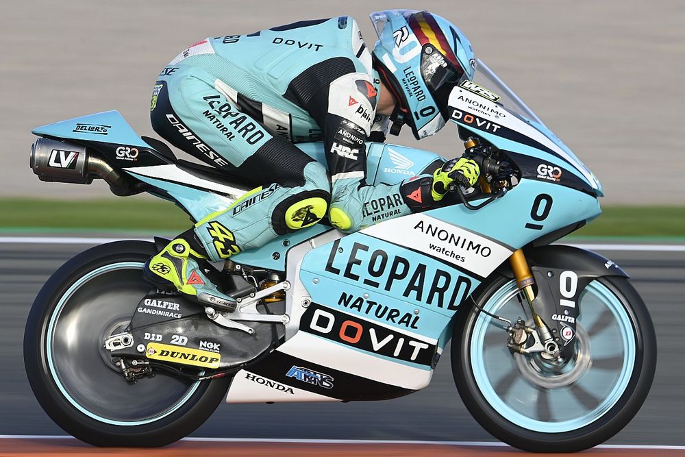 Moto3-rookie Artigas wint spektakelstuk in Valencia